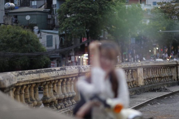 Theo đó, bức ảnh chụp lại bạn mẫu nữ diện váy trắng, nhiệt tình tạo dáng tại nhiều khung cảnh khác nhau. Không rõ căn chỉnh hình ảnh thế nào nhưng chàng nhiếp ảnh gia này lại chụp out nét hết cả nhân vật nữ chính.