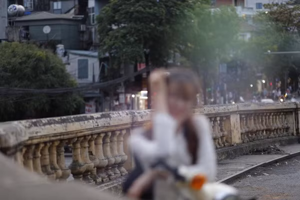 Theo đó, bức ảnh chụp lại bạn mẫu nữ diện váy trắng, nhiệt tình tạo dáng tại nhiều khung cảnh khác nhau. Không rõ căn chỉnh hình ảnh thế nào nhưng chàng nhiếp ảnh gia này lại chụp out nét hết cả nhân vật nữ chính.