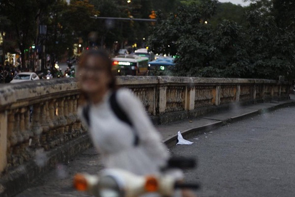 Dù đã lên tiếng cầu cứu, thế nhưng CĐM, thậm chí những người chụp ảnh chuyên nghiệp cũng "vô phương cứu chữa" với những tấm hình out nét kiểu này. Nhiều người dự đoán bạn mẫu xinh xắn khi được "trả hàng" sẽ phải thất vọng đến phát sốc.