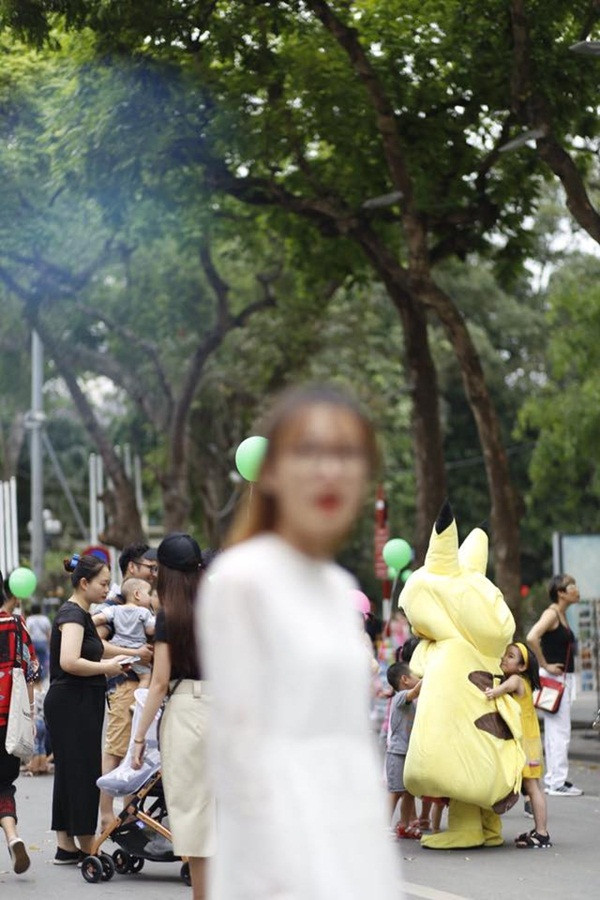 Mới đây, trên mạng xã hội xôn xao dòng trạng thái cầu cứu các cao nhân của một thợ ảnh khi đăng tải hình ảnh chụp cho khách: "Chết em rồi các bác ơi, đi chụp mà toàn thế này giờ làm cách nào cho nét lại để trả ảnh cho mẫu đây??".