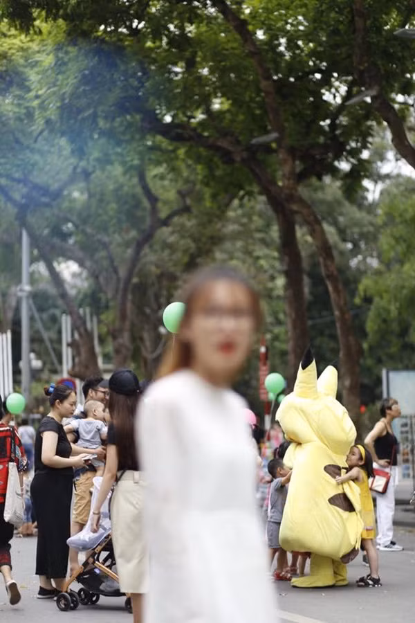 Mới đây, trên mạng xã hội xôn xao dòng trạng thái cầu cứu các cao nhân của một thợ ảnh khi đăng tải hình ảnh chụp cho khách: "Chết em rồi các bác ơi, đi chụp mà toàn thế này giờ làm cách nào cho nét lại để trả ảnh cho mẫu đây??".