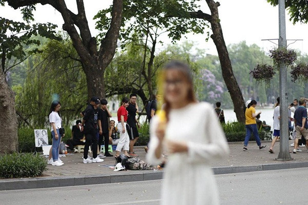 Kết quả của vụ tai nạn nghề nghiệp là trong khi phông nền và các nhân vật phụ phía sau lại rõ mồn một thì nữ chính cần làm rõ thì "mờ ảo" như hư vô.