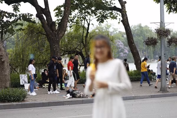 Kết quả của vụ tai nạn nghề nghiệp là trong khi phông nền và các nhân vật phụ phía sau lại rõ mồn một thì nữ chính cần làm rõ thì "mờ ảo" như hư vô.