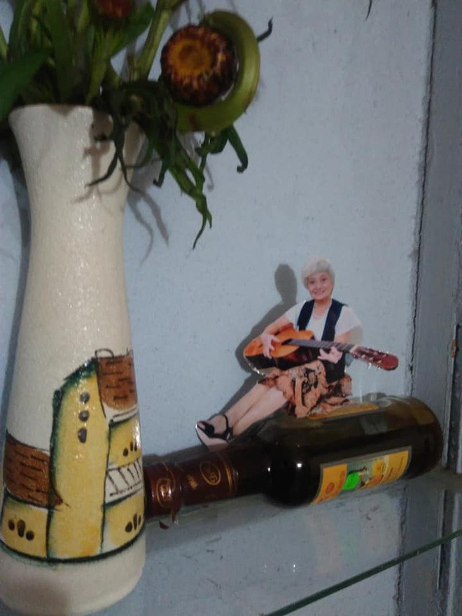 Như nhiều người khác, bà ngoại U70 của Thiên Ca đôi lúc rơi vào tình trạng không có cái ảnh nào để "sống ảo" nhưng bà đã vận dụng sự sáng tạo nghĩ ra cách cực chất để có ảnh làm mới trang cá nhân của mình.