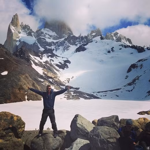 Trong một cuộc phỏng vấn, Johnny tiết lộ rằng anh đã từng trải qua một tuổi thơ nghèo khó. Đôi khi, anh không dám tin rằng mình có được cuộc sống đáng mơ ước như hôm nay.