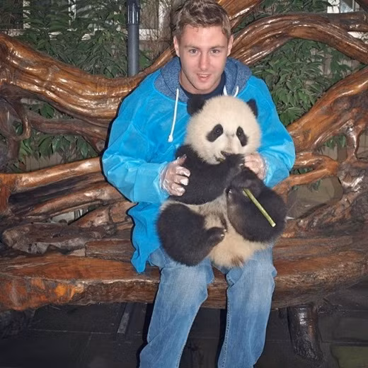 Từ trang blog đơn giản ban đầu, Johnny đã phát triển lên thành công ty truyền thông Step4Ward Media. Thu nhập của anh dao động từ 9.340 – 62.300 đô la một tháng, trung bình 935 đô la một ngày.