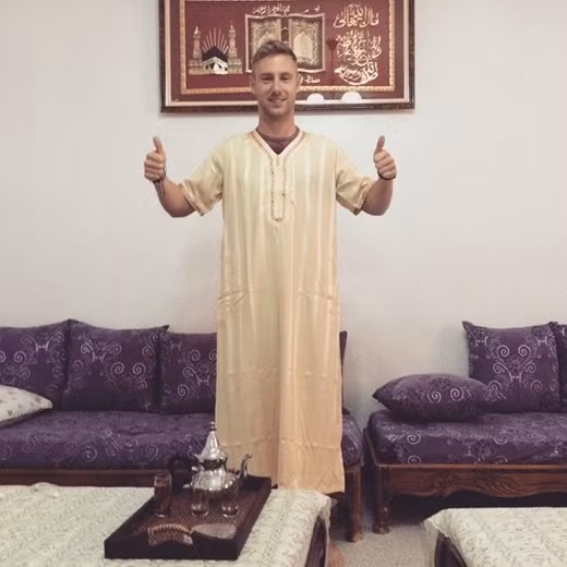 Johnny Ward trong bộ trang phục truyền thống của nam giới tại Algeria.