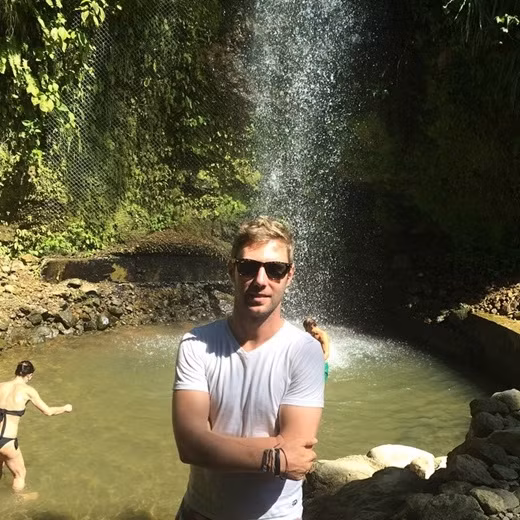 Chính từ việc quản lý trang blog du lịch của mình, Johnny có thể kiếm tiền và thỏa mãn đam mê du lịch. Bên cạnh đó anh còn chia sẻ những trải nghiệm đang du lịch trên các trang mạng xã hội của mình.