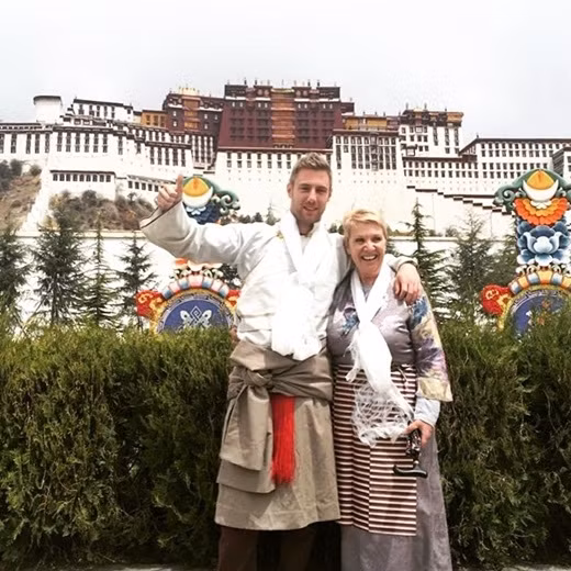 Bên cạnh hành trình một mình trong những chuyến đi thì thi thoảng anh chàng 31 tuổi này cũng vi vu cùng với người mẹ của mình. Hai mẹ con Johnny Ward chụp ảnh ở lâu đài Potala, Tây Tạng.