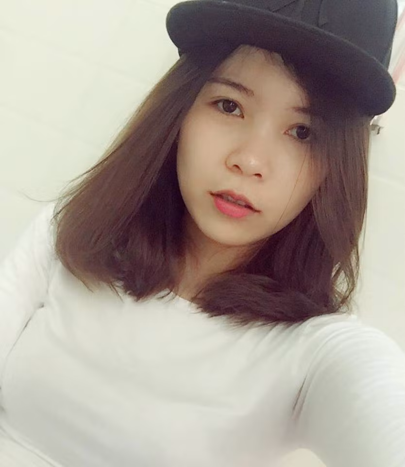 Yi Trần đang là sinh viên năm cuối trường Đại học Tôn Đức Thắng. Cô nàng quyến rũ này cũng là người mẫu ảnh quen mặt của các shop thời trang.