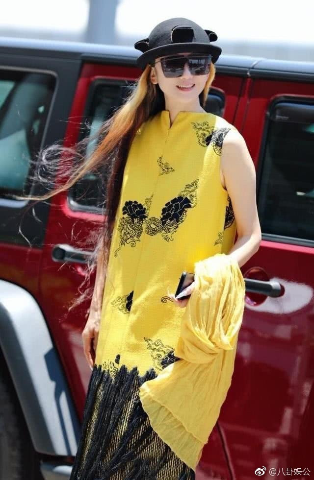 Trên mạng xã hội Weibo, nhiều ý kiến nhận định diễn viên Dương Lệ Bình có gương mặt na ná Triệu Lệ Dĩnh. "Cô ấy xinh đẹp và trẻ trung hơn tôi tưởng. Nhìn Dương Lệ Bình, tôi chỉ nghĩ cô đang ở tuổi 30, thật khó tin cô ấy bằng tuổi bà tôi", độc giả Hoàn Nhĩ chia sẻ trên Weibo.