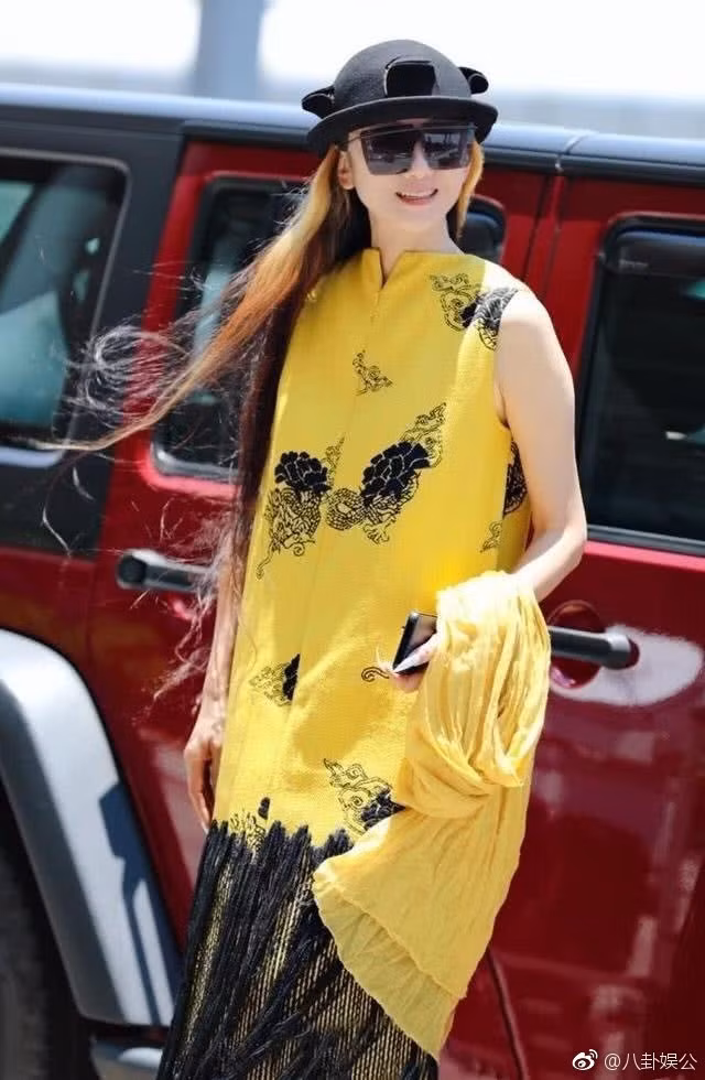 Trên mạng xã hội Weibo, nhiều ý kiến nhận định diễn viên Dương Lệ Bình có gương mặt na ná Triệu Lệ Dĩnh. "Cô ấy xinh đẹp và trẻ trung hơn tôi tưởng. Nhìn Dương Lệ Bình, tôi chỉ nghĩ cô đang ở tuổi 30, thật khó tin cô ấy bằng tuổi bà tôi", độc giả Hoàn Nhĩ chia sẻ trên Weibo.