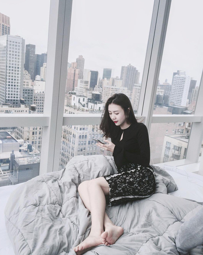 Vũ Ngọc Châm tranh thủ "sống ảo" trên chiếc giường sang chảnh trong một khách sạn ở trung tâm New York.