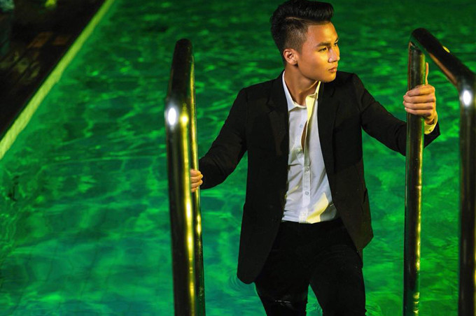 Vẻ điển trai của chàng tiền vệ sinh năm 1997 đã "hút hồn" vô số fan nữ từ trên sân cỏ đến đời thường.