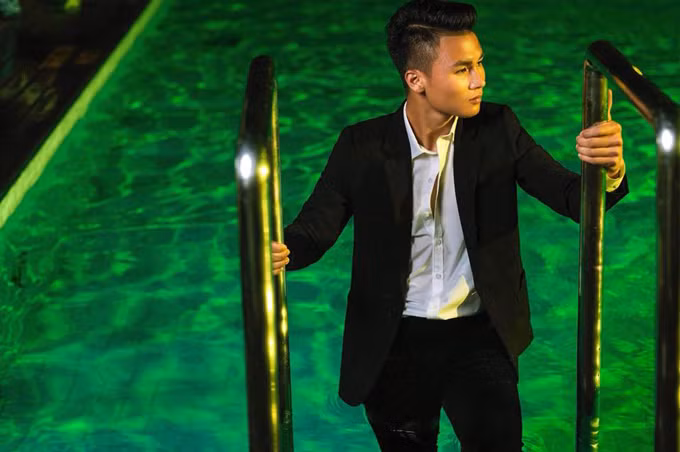 Vẻ điển trai của chàng tiền vệ sinh năm 1997 đã "hút hồn" vô số fan nữ từ trên sân cỏ đến đời thường.