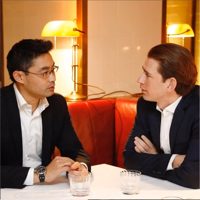 Cùng với một gương mặt trẻ xuất sắc khác trên chính trường châu Âu và thế giới - Philipp Rösler, cựu phó thủ tướng Đức và giờ là giám đốc điều hành Diễn đàn kinh tế thế giới (WEF).