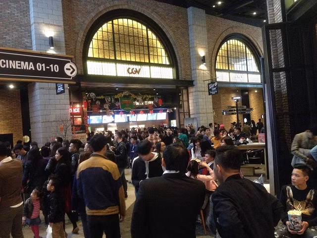 Rạp chiếu phim ở khu trung tâm thương mại AEON Mall lúc nào cũng tấp nập kể từ sáng mùng 1 Tết.