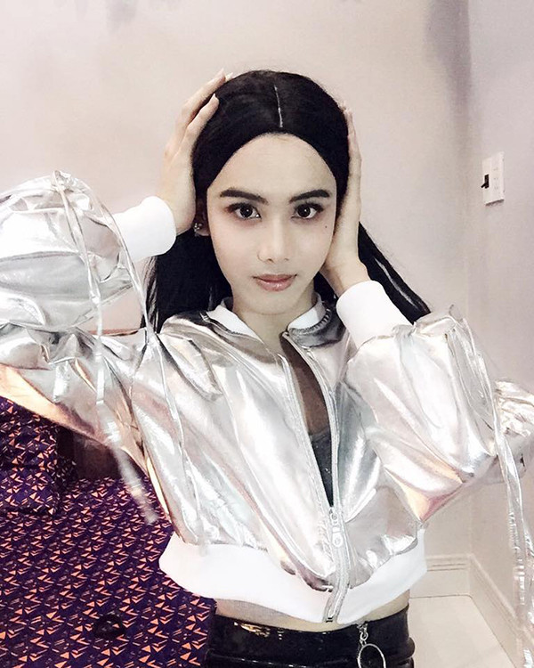 Thái nói rằng cậu bạn vẫn thường giả gái khi đi chơi với hội bạn LGBT (cộng đồng người đồng tính, chuyển giới, song tính), khi dự sự kiện hoặc đơn giản là đi uống nước, xem phim với những người bạn bình thường.