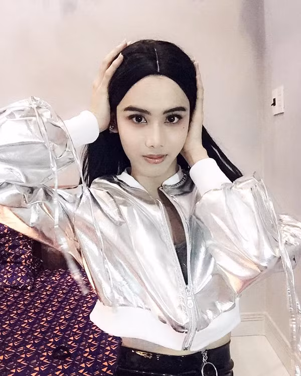 Thái nói rằng cậu bạn vẫn thường giả gái khi đi chơi với hội bạn LGBT (cộng đồng người đồng tính, chuyển giới, song tính), khi dự sự kiện hoặc đơn giản là đi uống nước, xem phim với những người bạn bình thường.