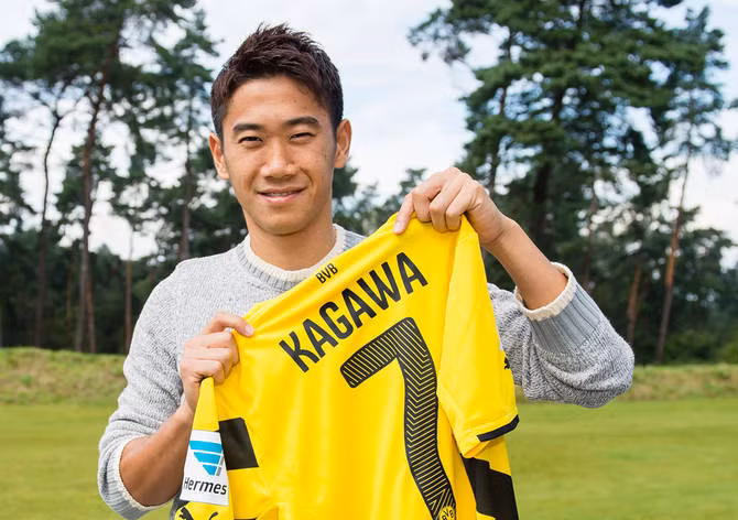 Kagawa được tưởng thưởng: Theo tiết lộ của GĐTT Michael Zorc, tiền vệ Shinji Kagawa sắp được gia hạn hợp đồng sau những đóng góp không biết mệt mỏi trong nhiều mùa giải qua. Kagawa năm nay 28 tuổi và đóng vai trò quan trọng trong đội hình của HLV Thomas Tuchel mùa này. Bất chấp trong nửa đầu mùa giải, tiền vệ người Nhật Bản không có phong độ tốt nhất và dính chấn thương liên tục, Kagawa đã trở lại ấn tượng sau đó. Ảnh: AS