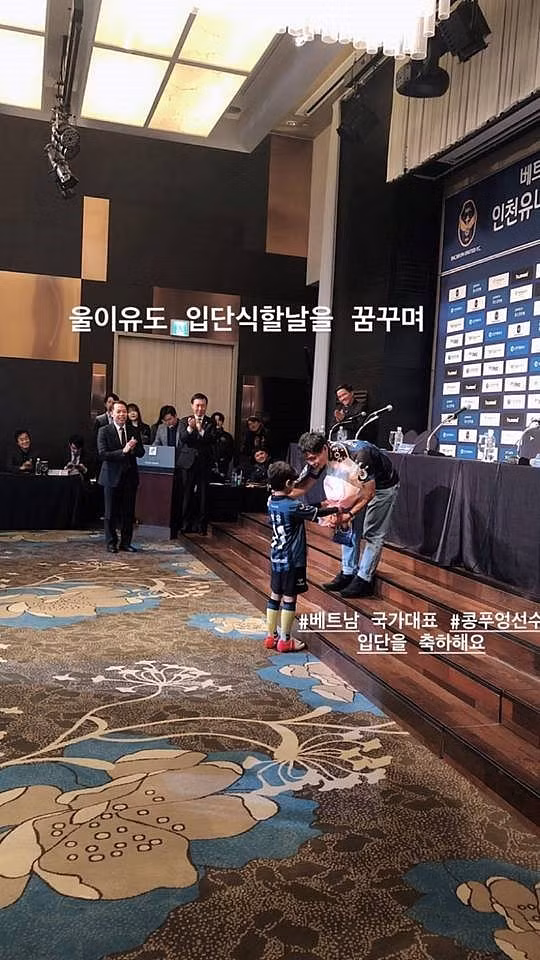 Chỉ với vài phút tặng hoa và chụp ảnh kỉ niệm với Công Phượng, cậu bé đã khiến dân mạng bàn tán và thi nhau tìm thông tin.