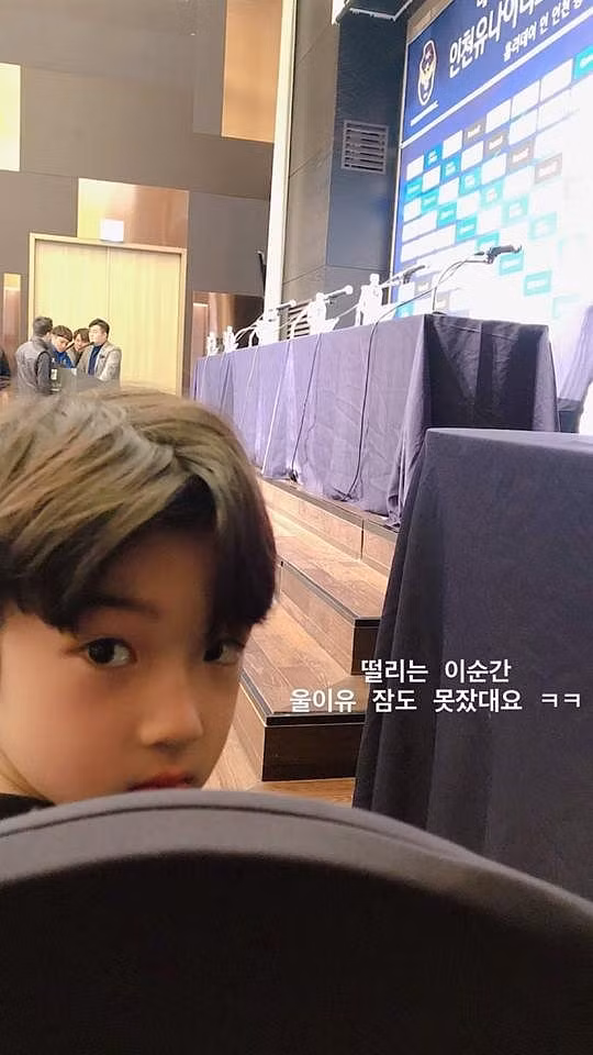 Được biết em có tên là Lee Yoo đang là người mẫu nhí tại Hàn Quốc.