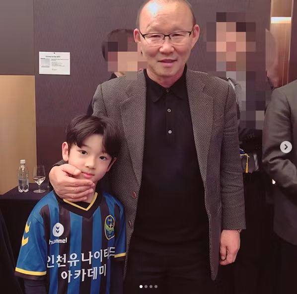 Trên trang cá nhân của mình, Lee Yoo một người mẫu nhí chính hiệu khi tham gia chụp ảnh và quảng bá cho các thương hiệu với thần thái ngút ngàn.