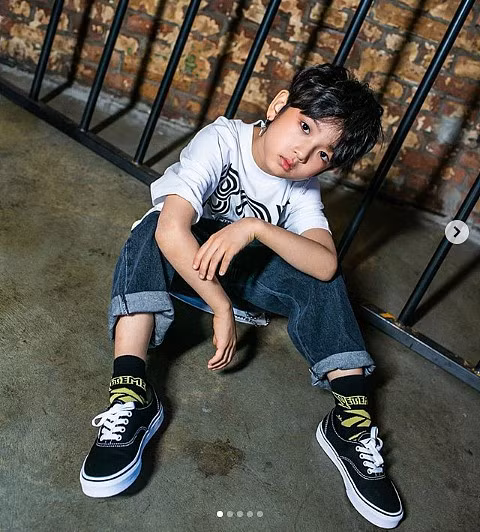 Với gương mặt đẹp như tạc cùng vẻ chuyên nghiệp trước ống kính, hy vọng trong tương lai cậu bé này sẽ trở thành một nam thần mới của Kbiz Hàn.