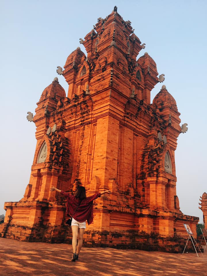 Tháp Bà được tạo dựng ngày gần Hà Nội thu hút nhiều bạn trẻ.