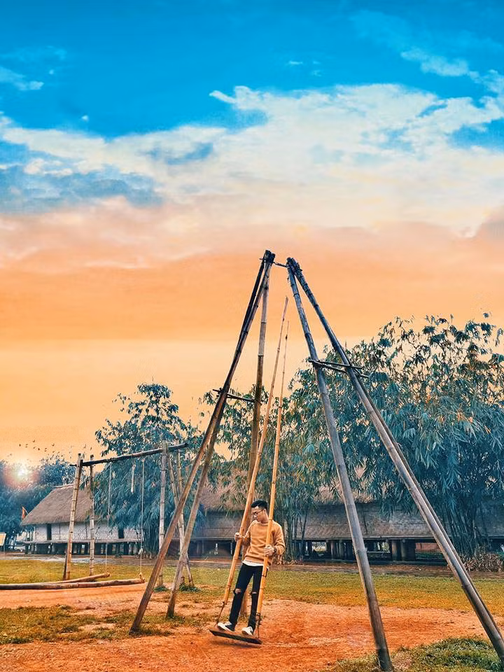 Bên cạnh đó, rất nhiều những trò chơi dân gian bên trong khu làng 54 dân tộc Việt Nam cũng thu hút các bạn trẻ.