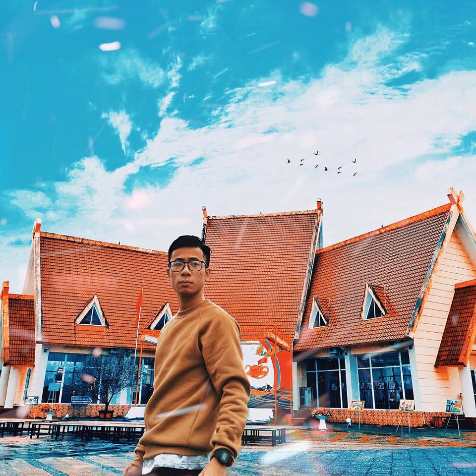 Những mái nhà đỏ tươi với lớp tường vàng những công trình thuộc khu làng 54 dân tộc Việt Nam.