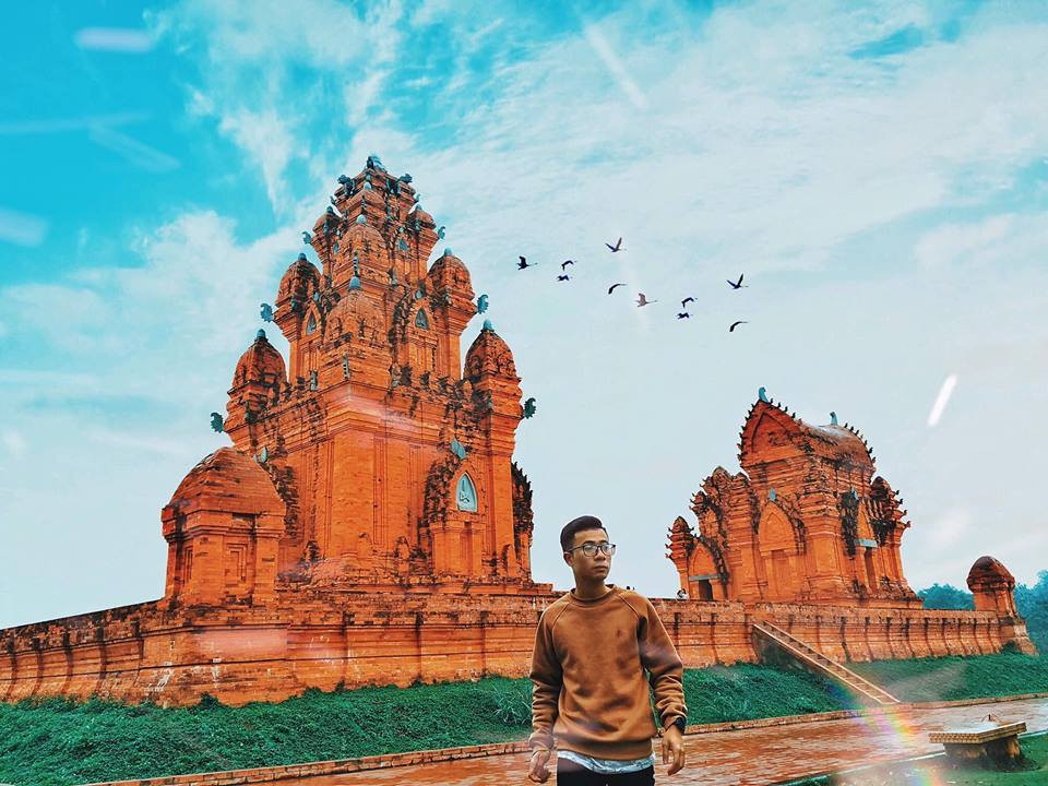 Trong các công trình tại làng văn hóa các dân tộc, tháp Chăm là địa điểm được các bạn lựa chọn check-in khá nhiều.