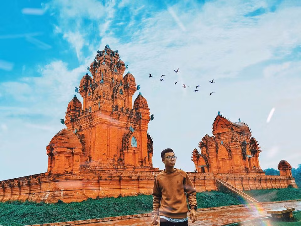 Trong các công trình tại làng văn hóa các dân tộc, tháp Chăm là địa điểm được các bạn lựa chọn check-in khá nhiều.