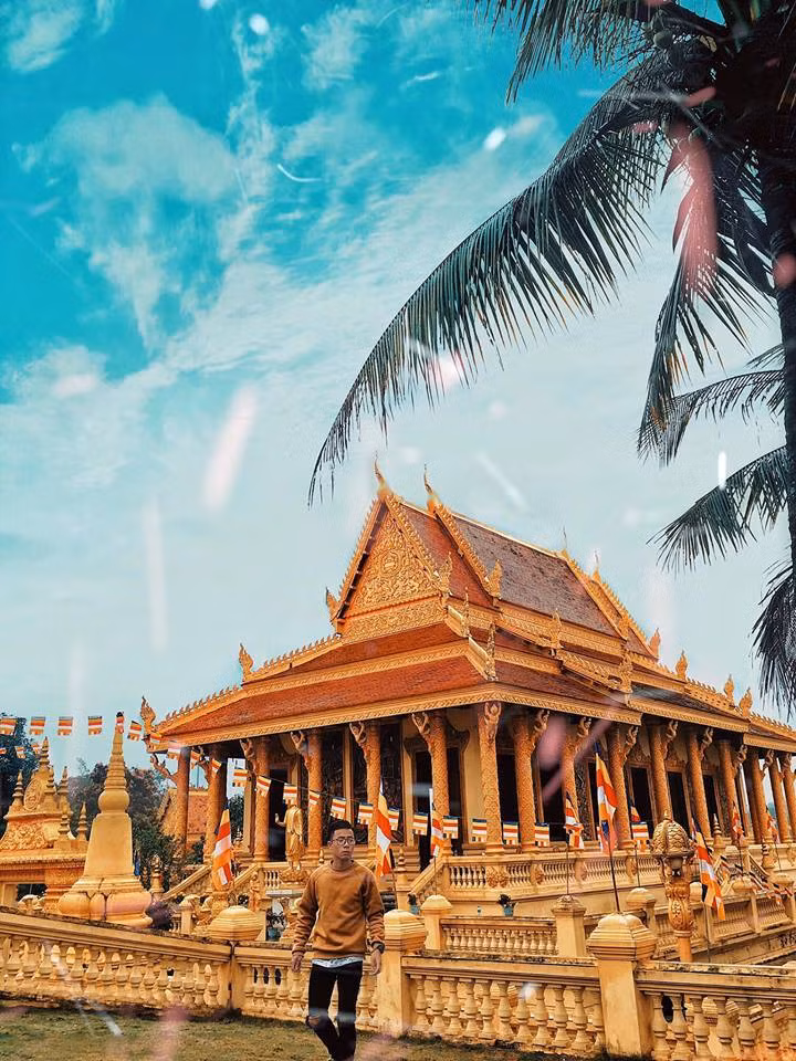 Với lối kiến trúc tinh xảo, tháp Chăm nổi bật giữa loạt kính trúc của 54 dân tộc Việt Nam.