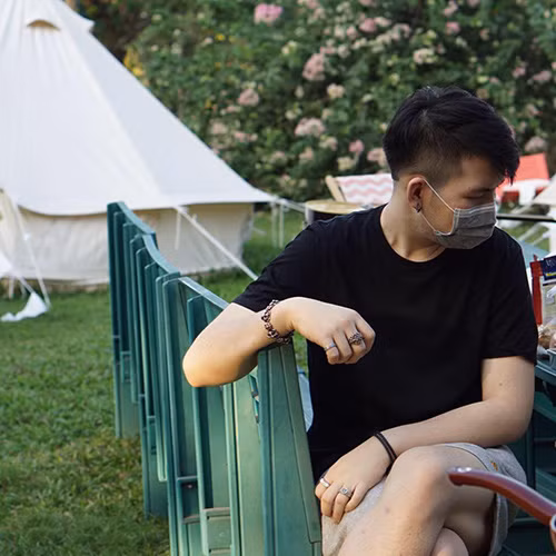 Kiên trì giảm cân đều đặn trong 1 năm, vóc dáng của Mos đã có sự thay đổi chóng mặt. Từ một chàng trai ì ạch, nặng nề đã lột xác thành một anh chàng điển trai, với thân hình gọn gàng.