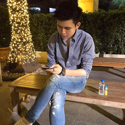 Bên cạnh đó, gu thời trang ăn mặc trẻ trung bắt mắt của Mos cùng khiến nhiều người quên đi hình ảnh một chàng béo ục ịch của ngày xưa.