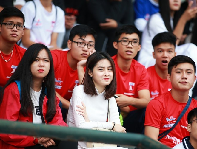 Nữ sinh duyên dáng được chụp lén trên khán đài một trận bóng của Giải bóng đá học sinh THPT Hà Nội này có tên là Trần Khánh Linh, sinh năm 2000.