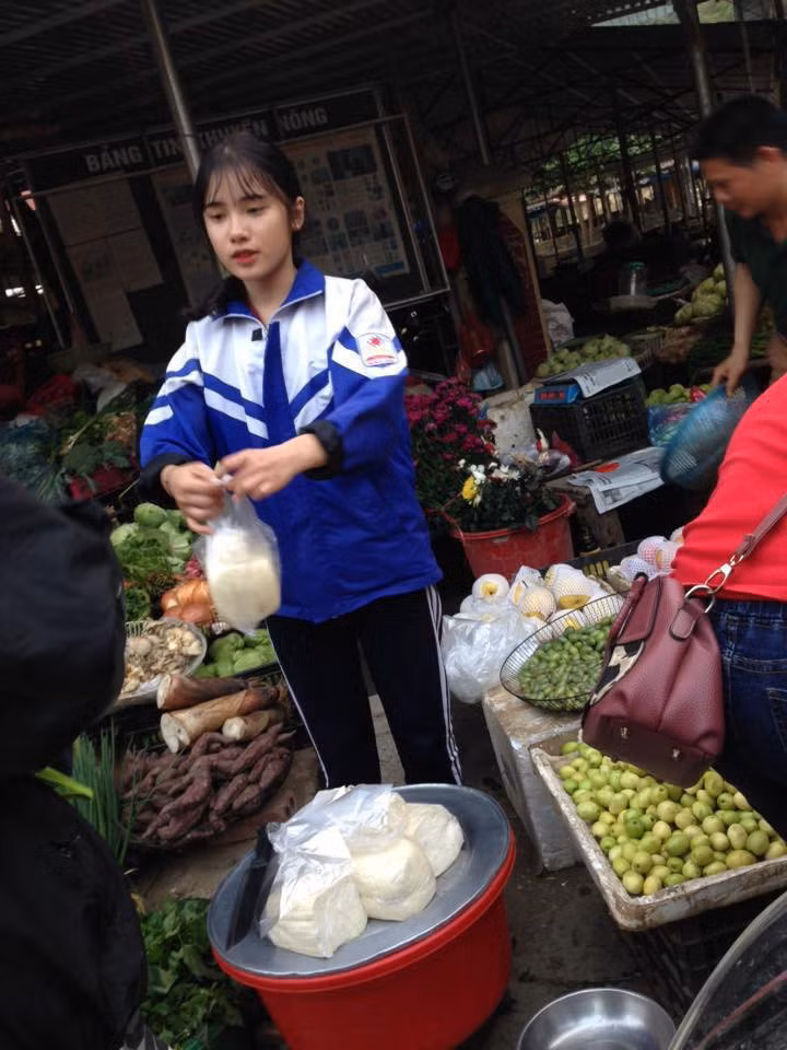 "Hot girl bán đậu phụ" trong bức ảnh là Trần Thanh Thảo (17 tuổi, quê gốc ở Hải Phòng) đang theo học tại trường THPT Số 2 Bắc Hà, Lào Cai.