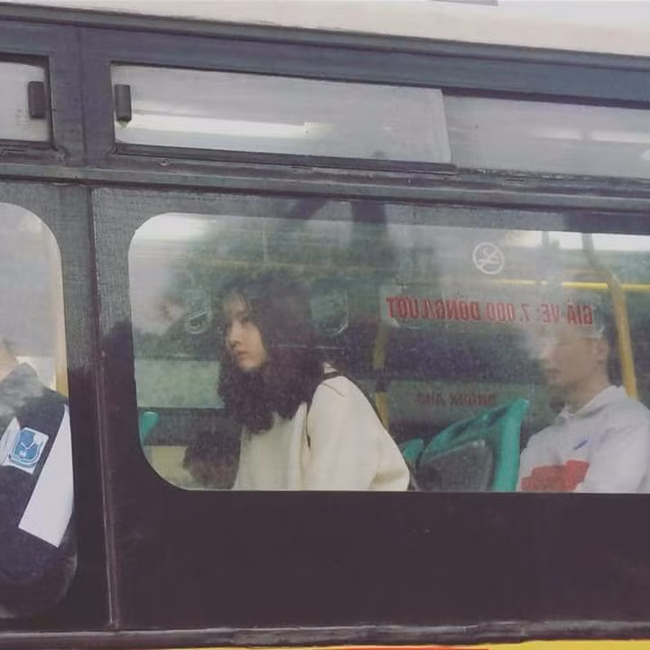 Cô bạn ngồi trên xe bus đến trường trong tấm ảnh chụp lén này là người từng được "xin link" rần rần trên MXH.