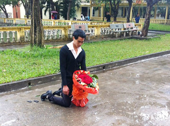 Tuy nhiên, một số ý kiến khác lại cho rằng hành động này của chàng trai khá dại dột bởi người ta đã không thích hoặc không chấp nhận lời xin lỗi thì dù có làm gì người ta cũng không đồng ý. Nên nhớ "Đầu gối đàn ông có vàng" và chỉ quỳ trước cha mẹ người sinh thành và dưỡng dục mình.