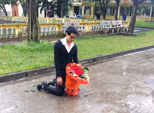 Tuy nhiên, một số ý kiến khác lại cho rằng hành động này của chàng trai khá dại dột bởi người ta đã không thích hoặc không chấp nhận lời xin lỗi thì dù có làm gì người ta cũng không đồng ý. Nên nhớ "Đầu gối đàn ông có vàng" và chỉ quỳ trước cha mẹ người sinh thành và dưỡng dục mình.