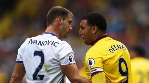 Branislav Ivanovic (trắng) đã có màn trình diễn vô cùng tệ hại trong trận đấu mà Chelsea đã thắng nhọc nhằn đội bóng chiếu dưới là Watford. Lão tướng người Serbia cho thấy sự chậm chạp và là tác nhân chính dẫn đến bàn thua trong những phút đầu hiệp hai của The Blues.