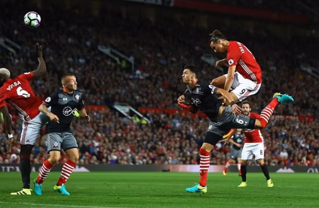 Jose Fonte (đỏ) là mục tiêu của Man United trong thời gian qua, thế nhưng trong lần đối đầu trực tiếp vừa qua, cầu thủ của Southampton đã bị chính đội bóng mình đang theo đuổi mình đánh bại. Khả năng chống bóng bổng là điểm yếu của trung vệ này khiến anh không ít lần bị các tiền đạo cao to vượt mặt tại giải Ngoại hạng Anh.