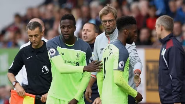 Hàng tiền đạo của Liverpool có thể chơi thăng hoa trước Arsenal, Barca nhưng lại có thể ngay lập tức "tàng hình" trước một đội bóng nhỏ bé như Burnley. Sturridge là một ví dụ điển hình. Anh chẳng để lại dấu ấn nào đáng kể trước khi bị thay ra ở đầu hiệp hai.