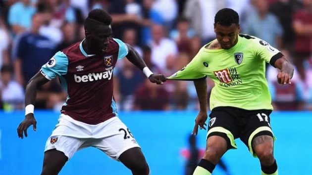 Mặc dù vòng đấu vừa qua "The Hammers" đã có chiến thắng trước Bournemouth, nhưng nhìn cách mà Arthur Masuaku (đỏ) thi đấu thì nhiều người nhận ra rằng anh vẫn chưa thể làm quen với cường độ hoạt động cực cao ở các trận đấu tại Premier League. Anh thường xuyên hụt hơi trong những pha tranh chấp với đối phương.