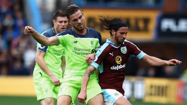 Jordan Henderson (xanh) đã trải qua một ngày thi đấu tồi tệ. Anh thậm chí còn thực hiện sai những đường chuyền đơn giản nhất và không có đóng góp gì ở cả mặt trận tấn công lẫn phòng ngự.