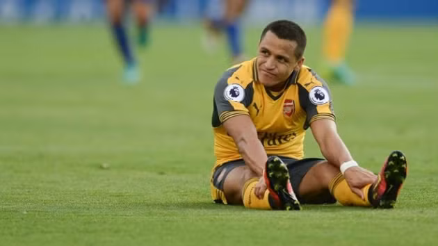 Alexis Sanchez không thể một mình gánh vác hàng công của Arsenal khi vừa mới trở về sau cuộc chiến đầy mệt mỏi tại Copa America. Ảnh: Goal.com.en.