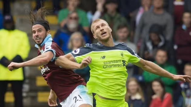 Ragnar Klavan (xanh) là trung vệ được HLV Jurgen Klopp hết sức tin tưởng, tuy nhiên cầu thủ phòng ngự 30 tuổi này hoàn toàn bất lực trong việc theo kèm chân sút Andre Gray của đội chủ nhà trong trận thua bất ngờ 0-2 của Liverpool trước Burnley.