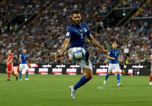 Chelsea sắp có "cứu binh" từ Italia: Theo thông tin chuyển nhượng cầu thủ mới nhất từ tờ Mirror, Inter Milan đã đồng ý bán cầu thủ chạy cánh 30 tuổi Antonio Candreva cho Chelsea với giá 25 triệu bảng. Thương vụ này có thể hoàn tất trong ít ngày tới và Candreva sẽ trở thành tân binh thứ 5 của The Blues. Ảnh: Mirror