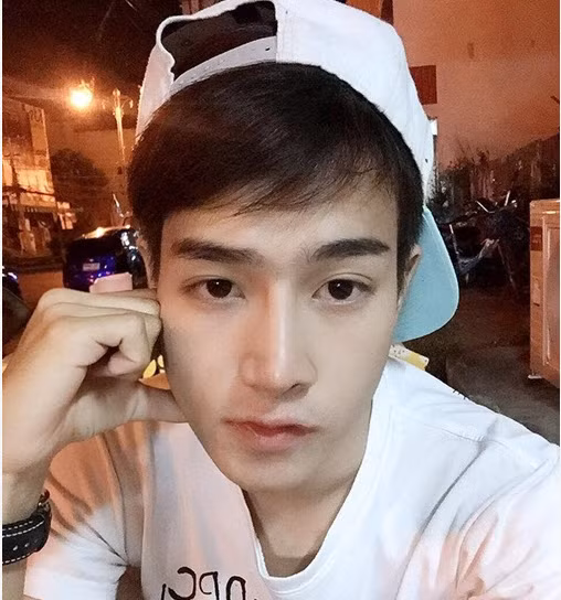 Sau khi những hình ảnh đẹp trai của mình được dân mạng lan truyền, anh chàng bán cà-ri điển trai này nhận được vô vàn lời mời chụp ảnh từ các nhiếp ảnh gia.